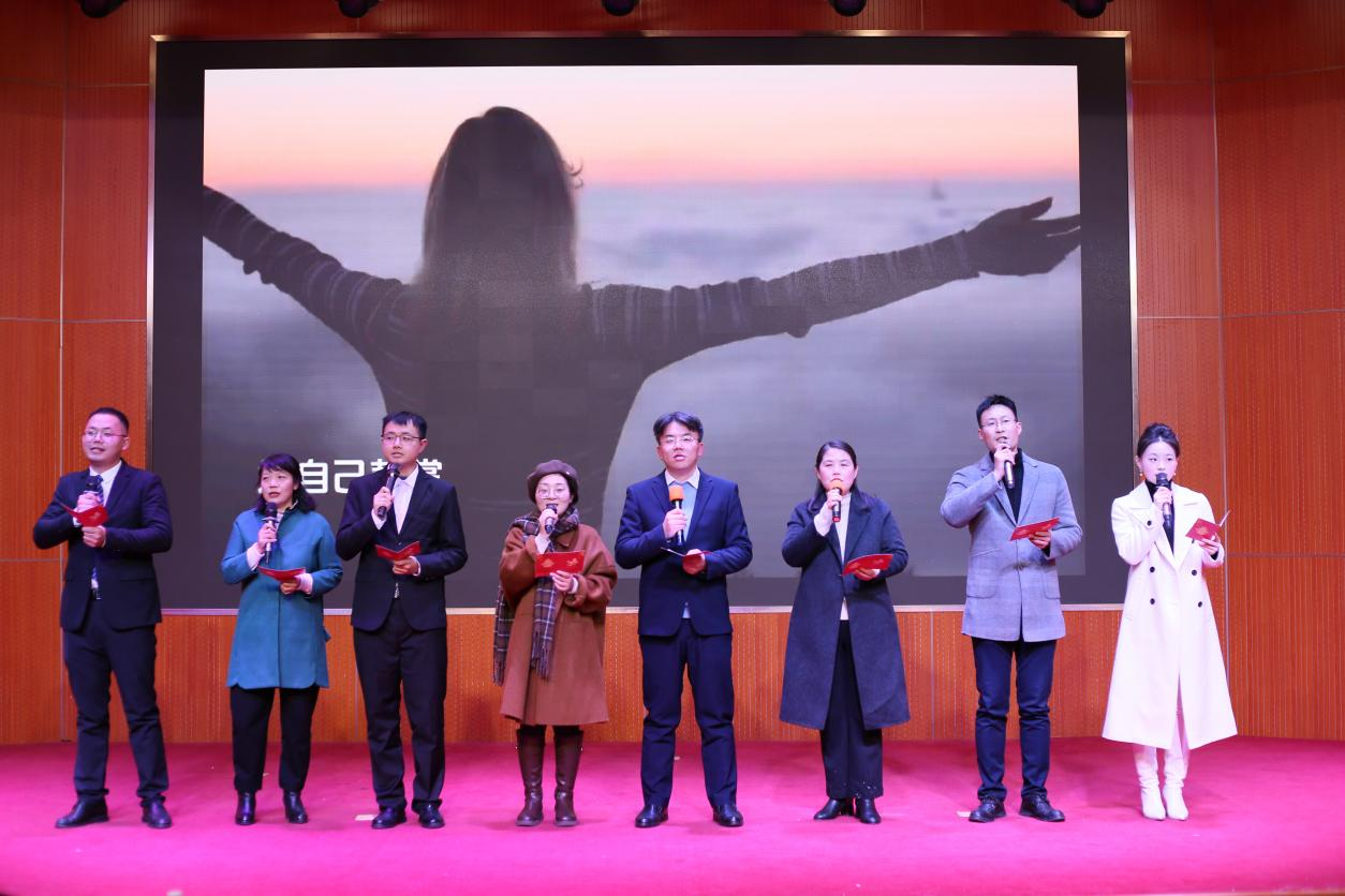 青春筑新程，辞旧启华章 ——计算机学院顺利举办2026年元旦晚会