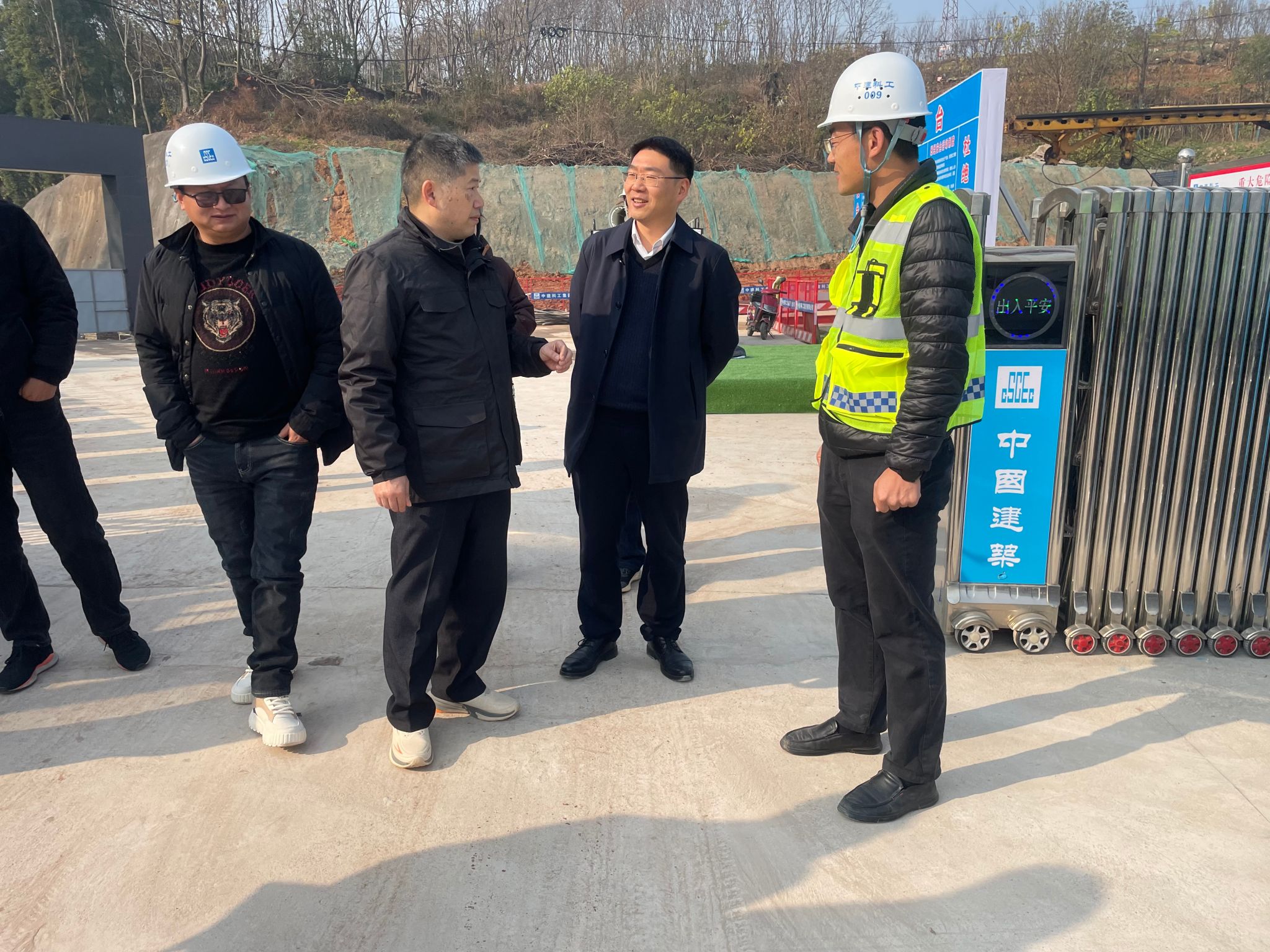 元旦节前三峡大学领导带队开展校园安全大检查