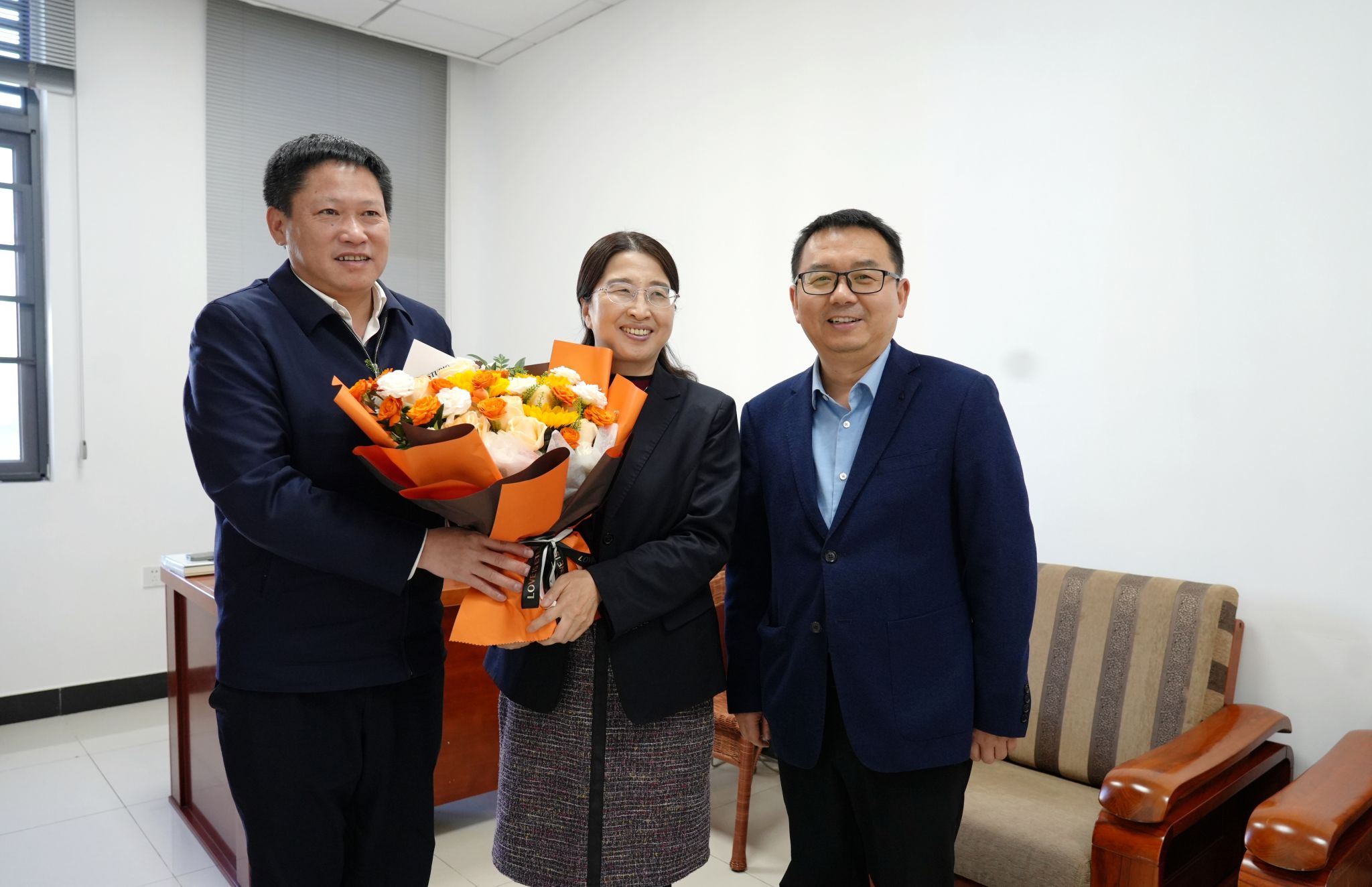 洪山区委书记严中兴看望赵书红院士