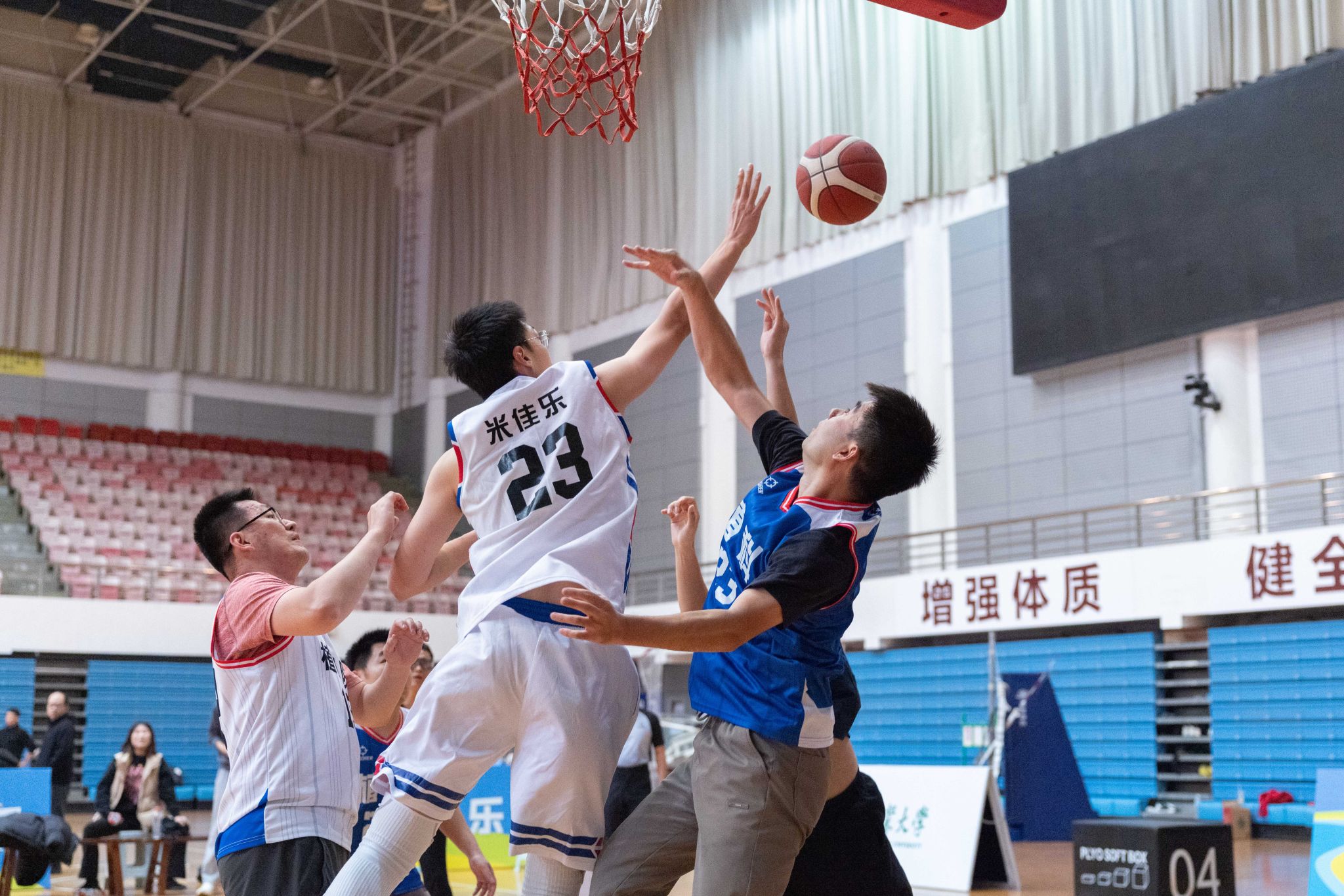 首届教职工三人制篮球赛落幕