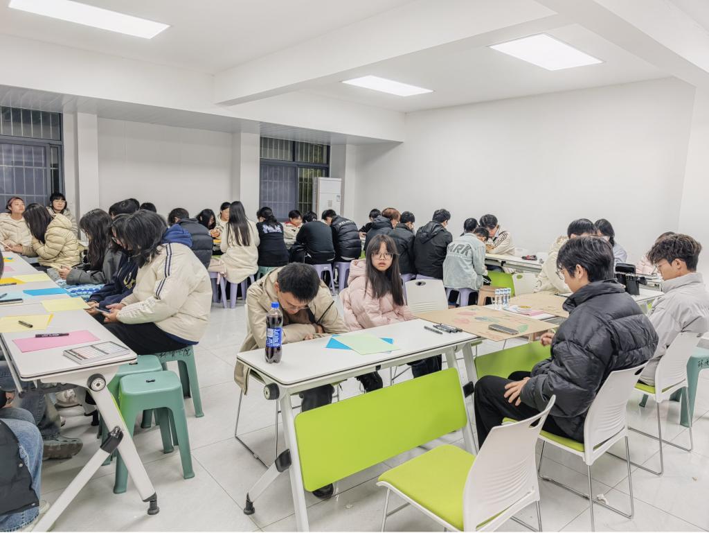 新材料与绿色化工学院举办“情绪拼贴”主题心理活动