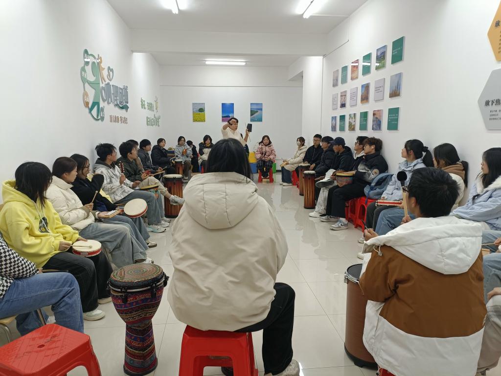 湖北理工学院大学生心理健康教育中心开展新生参观及鼓圈体验活动