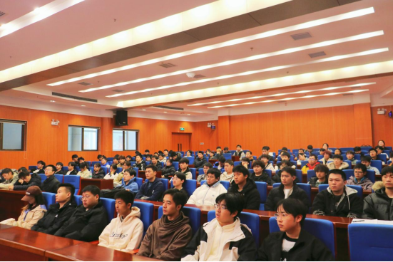 张方胜书记为学生宣讲党的二十届四中全会精神