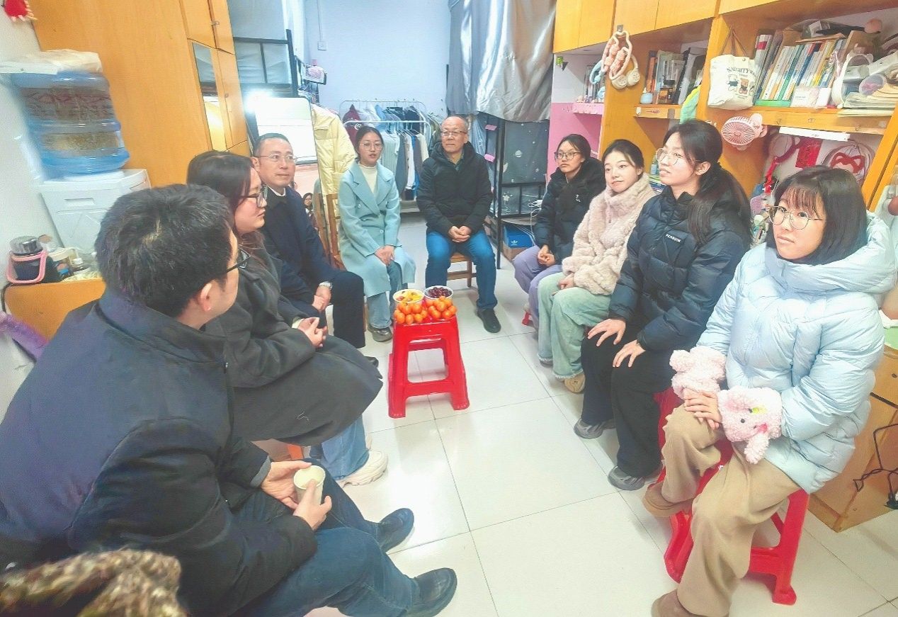 三峡大学领导走访慰问经济与管理学院学生