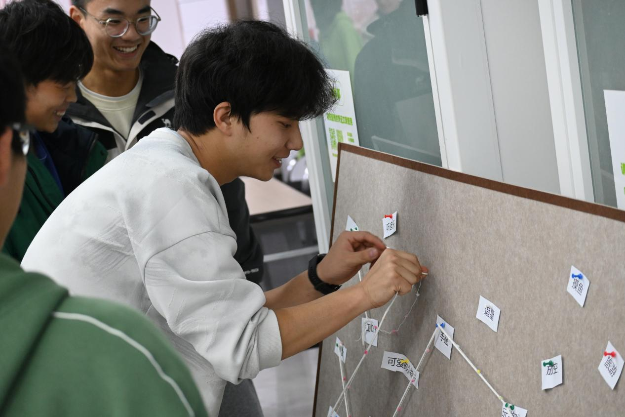 机电工程学院举办“毛线绕暖、彩砂筑心”特色心理活动