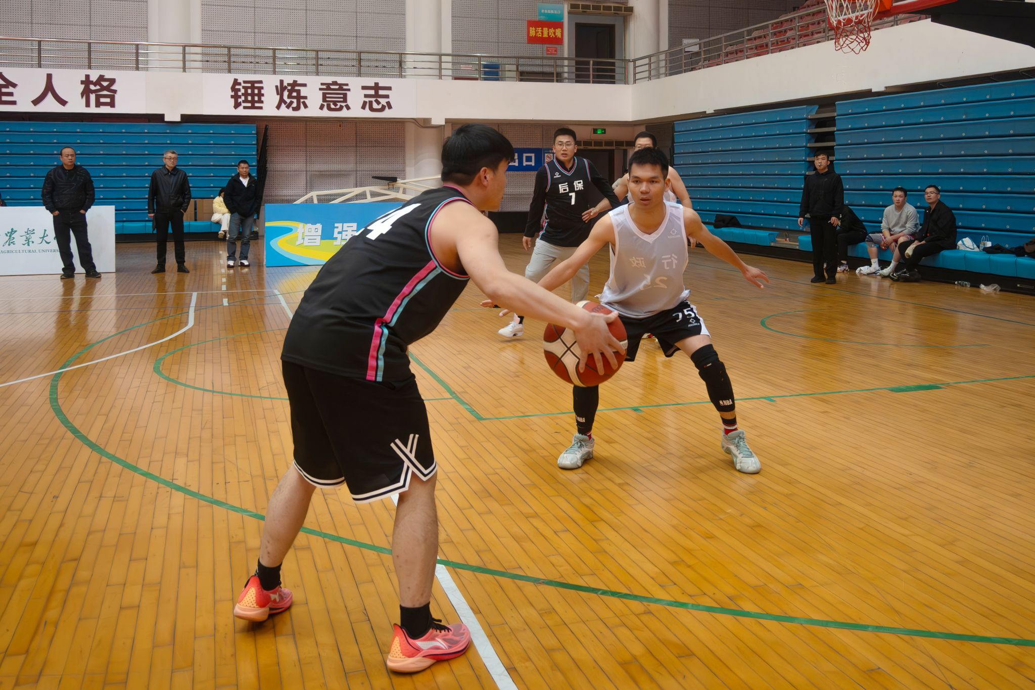 首届教职工三人制篮球赛落幕