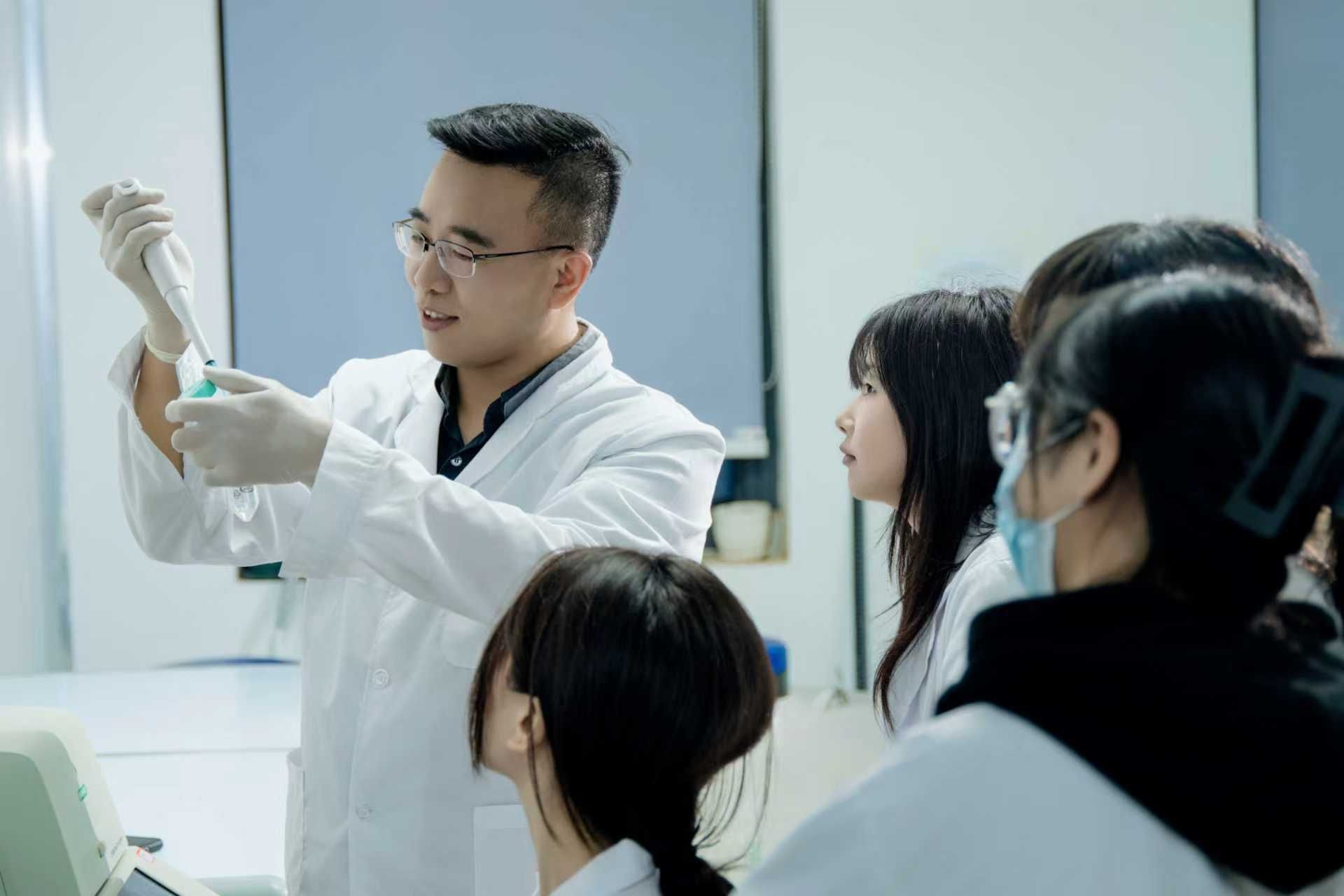 全球首创技术！武汉科技大学生科院顾潮江教授团队构建新型疗法有望治愈艾滋病