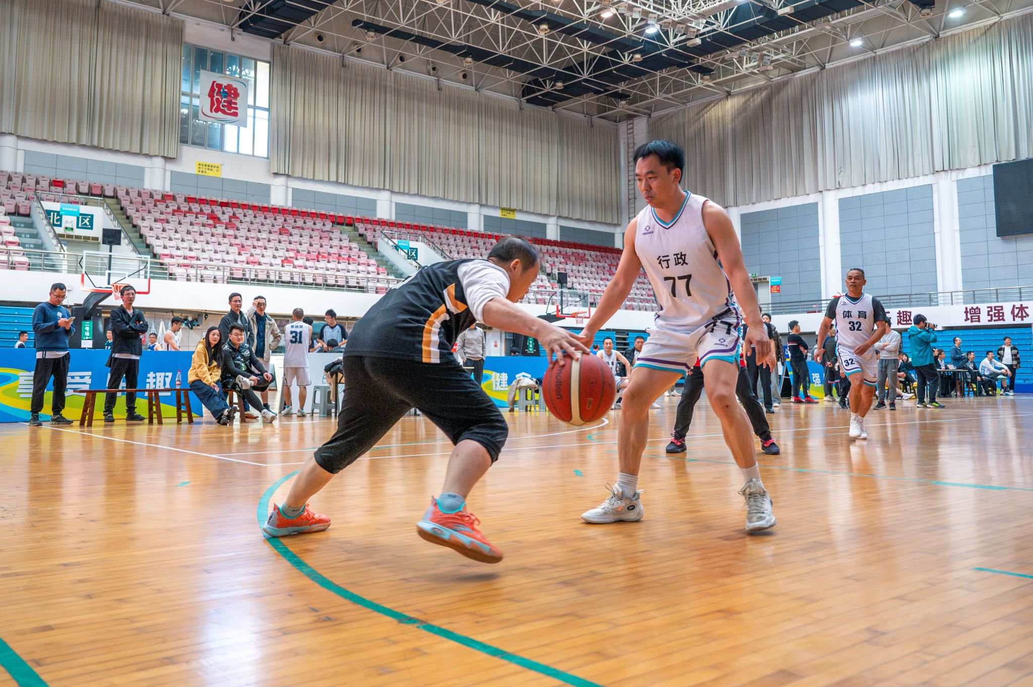 首届教职工三人制篮球赛落幕