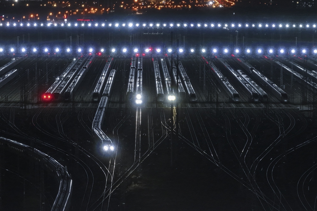 城市密码 | “陆地航母”为飞驰的高铁护航