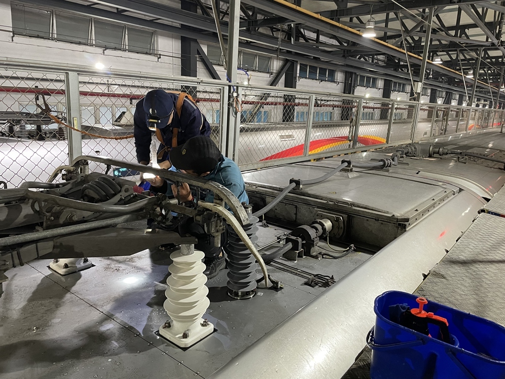 城市密码 | “陆地航母”为飞驰的高铁护航