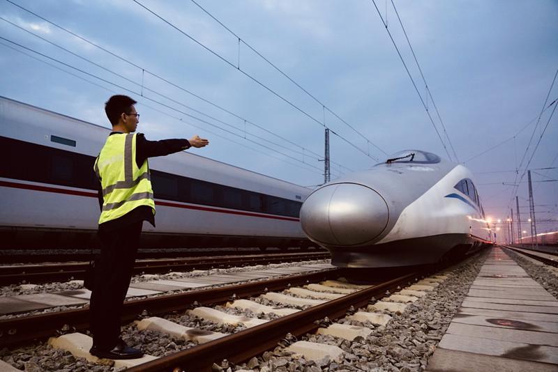 城市密码 | “陆地航母”为飞驰的高铁护航