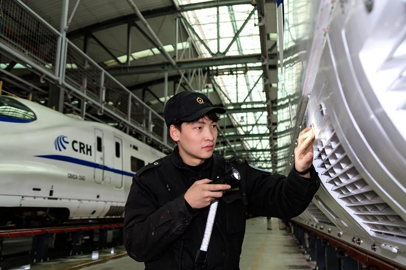 城市密码 | “陆地航母”为飞驰的高铁护航