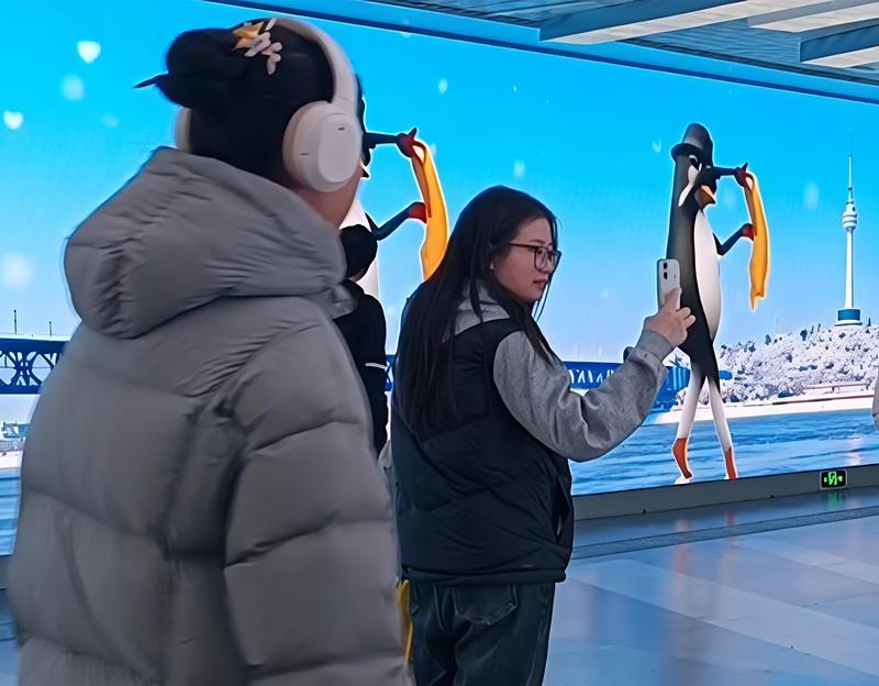 “企鹅舞”跳进武汉地铁，市民拍照直呼“会整活”