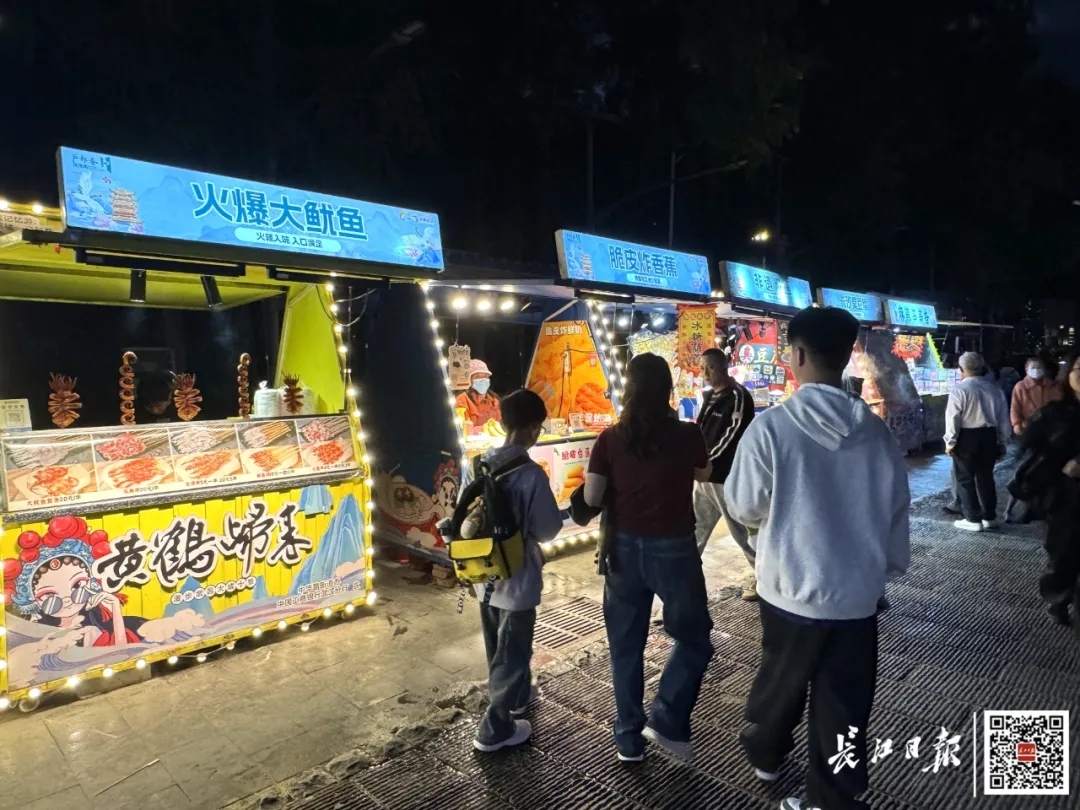 不少外地游客赶来，武汉一夜市火了