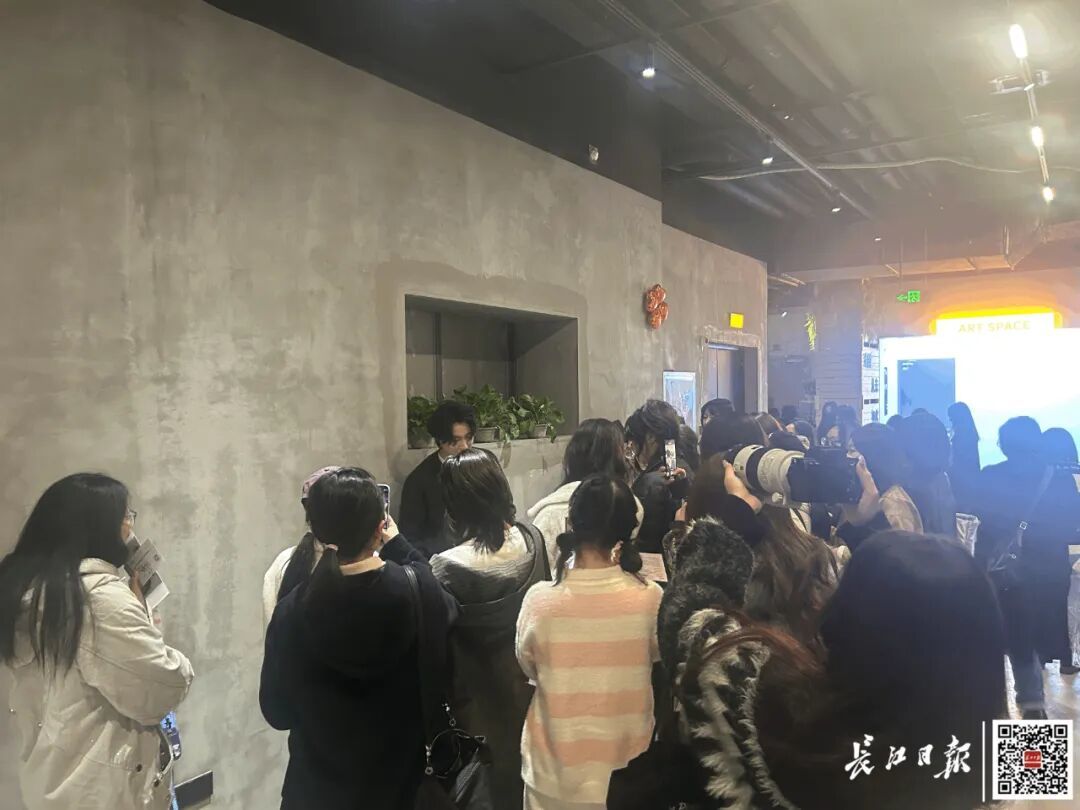 低至100元，几乎场场爆满！不少年轻人在武汉这里排队