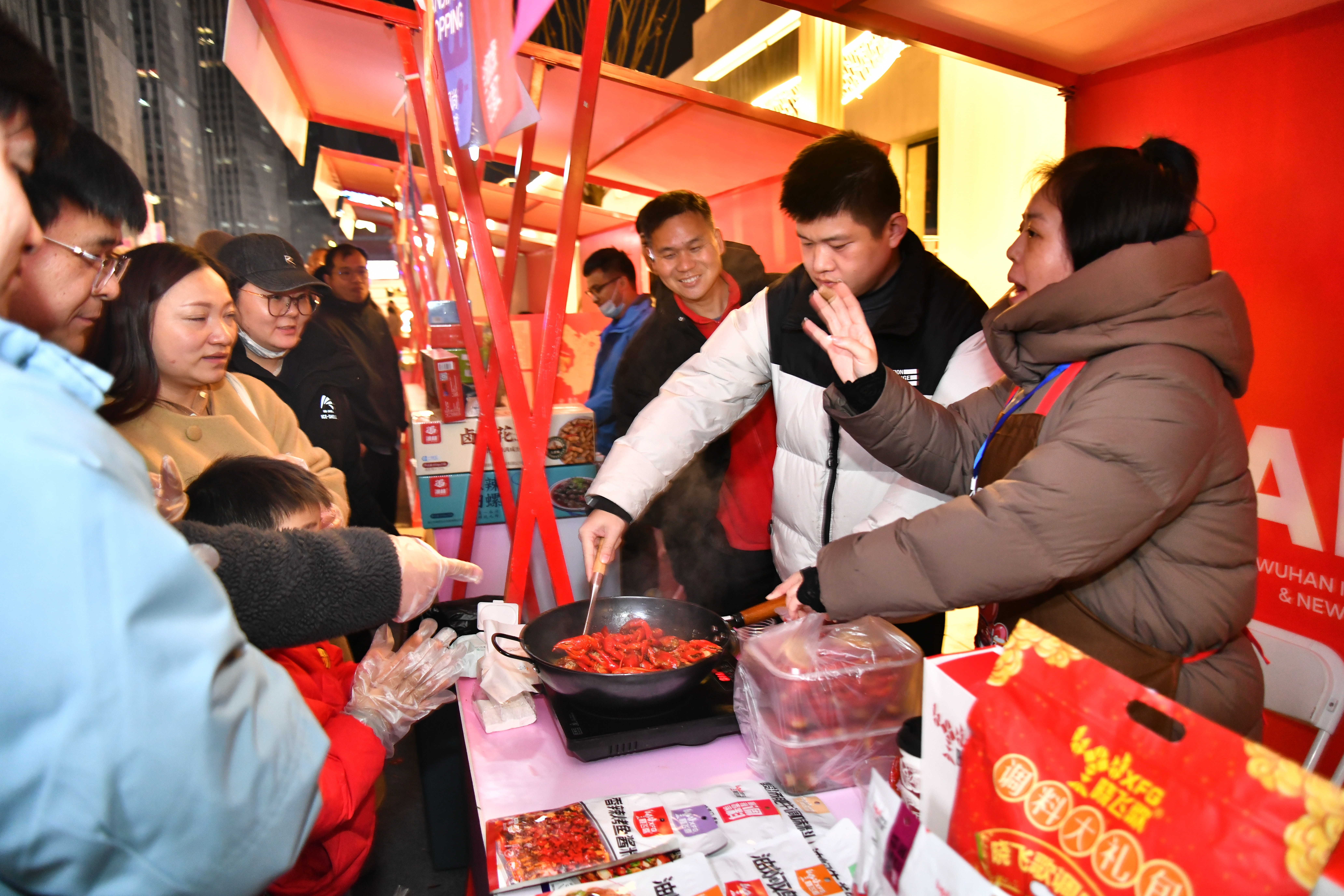 武汉都市圈同城化协作带来美食盛宴 各地游客来汉品尝冬季小龙虾