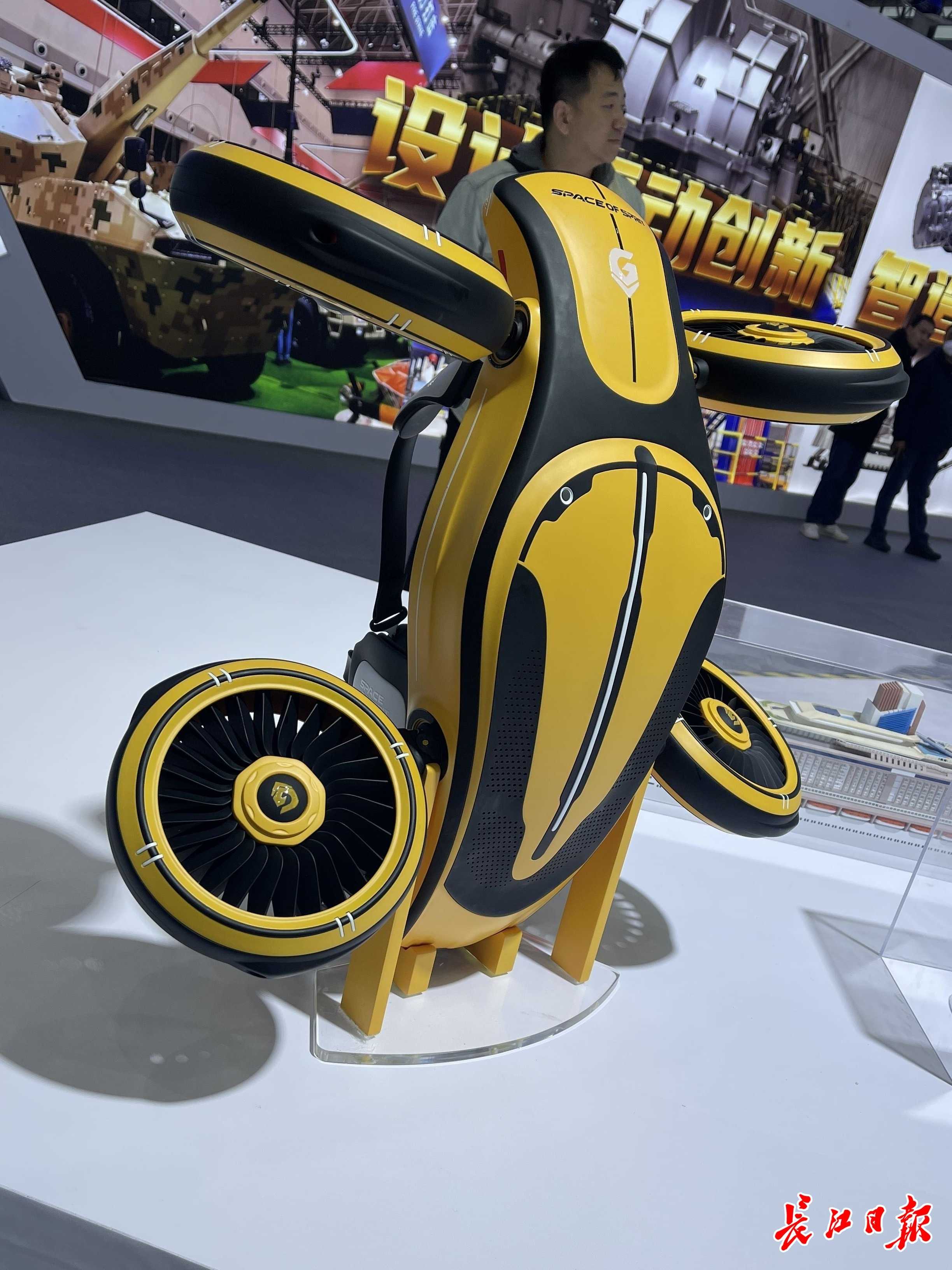 会飞的逃生舱、能变水的单车，工业设计：眺望未来的望远镜