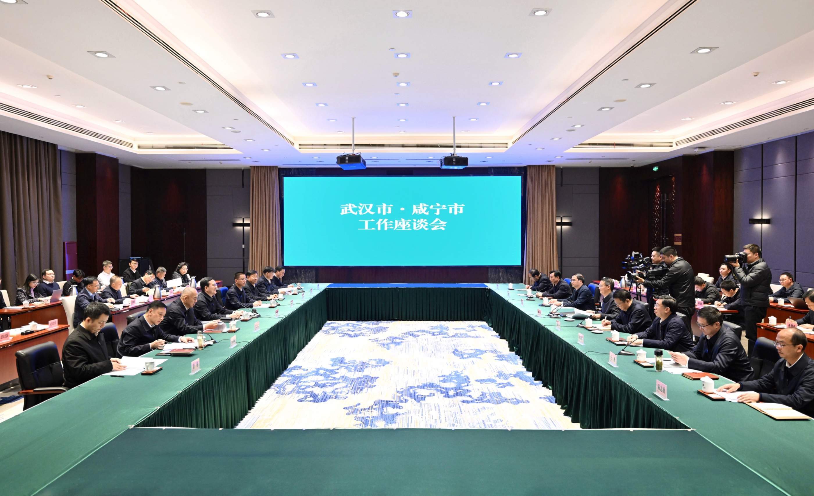 盛阅春熊征宇与咸宁市党政代表团座谈