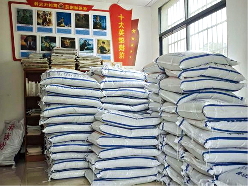 通城县石南镇仙姑村免费化肥精准送田  油菜生产再添保障