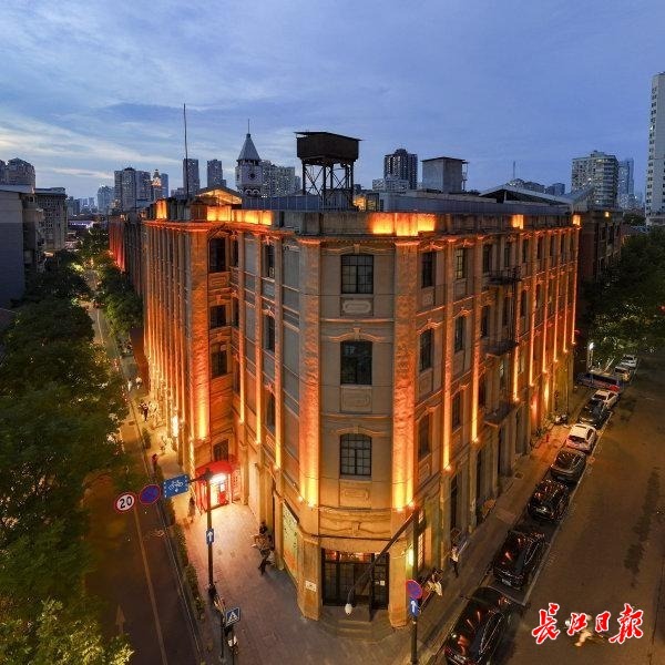 年轻人涌向青岛路，背上相机乐此不疲