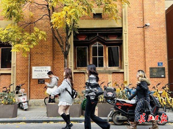 年轻人涌向青岛路，背上相机乐此不疲