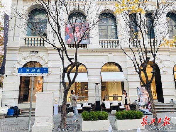 年轻人涌向青岛路，背上相机乐此不疲