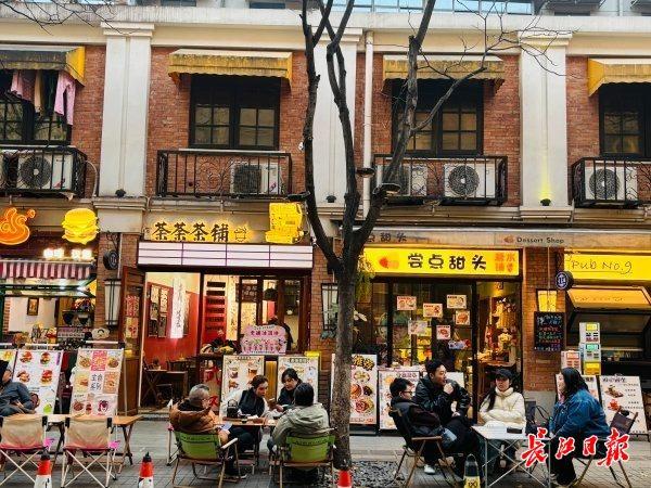 年轻人涌向青岛路，背上相机乐此不疲