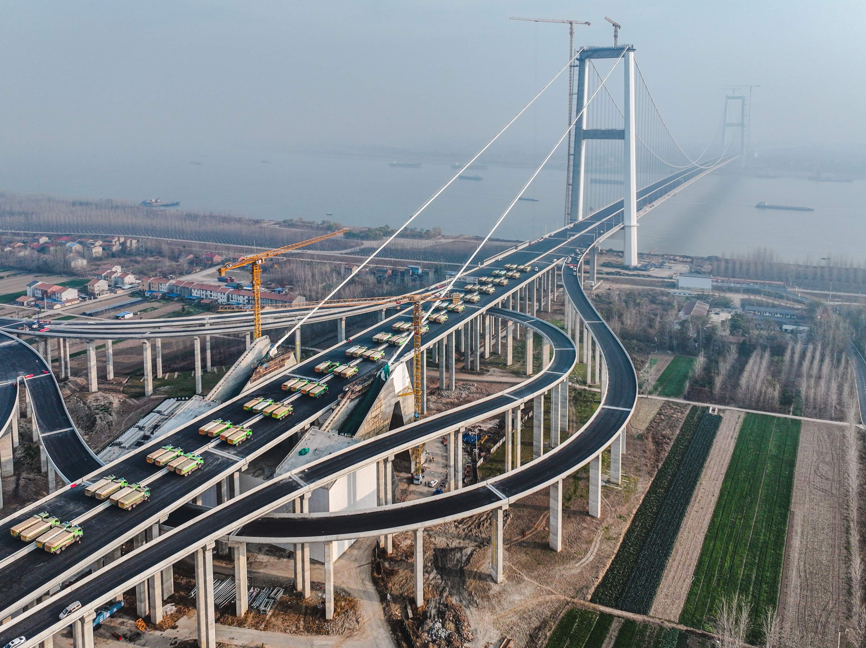 百余辆重载卡车试压，双柳长江大桥荷载试验完成冲刺明年通车