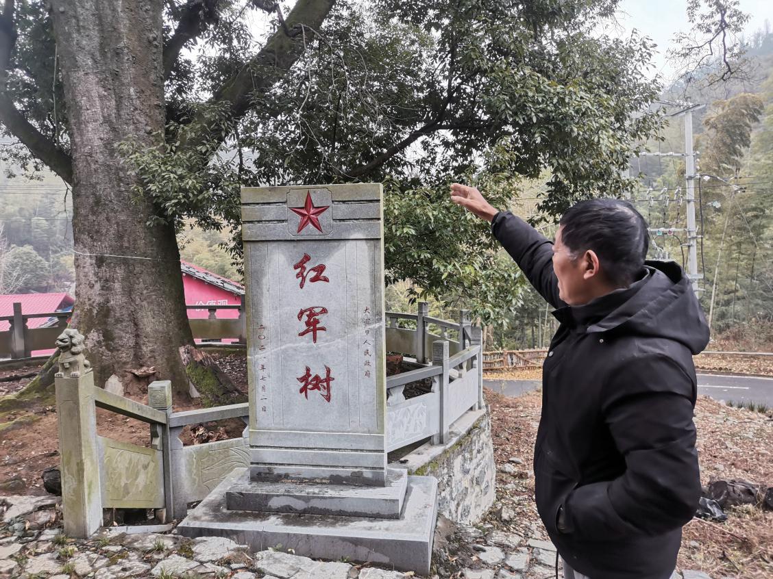 全家投入11万余元，为节省开支，他和老伴抬水泥、搬石头、运砂子  大冶老支书倾尽所有建红色文化碑廊