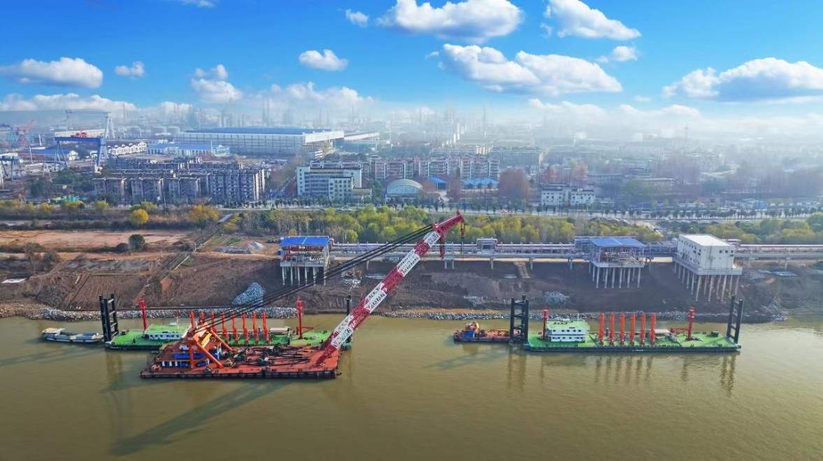中部地区首艘万吨级输油趸船在汉交付，中韩石化码头吞吐能力将达320万吨