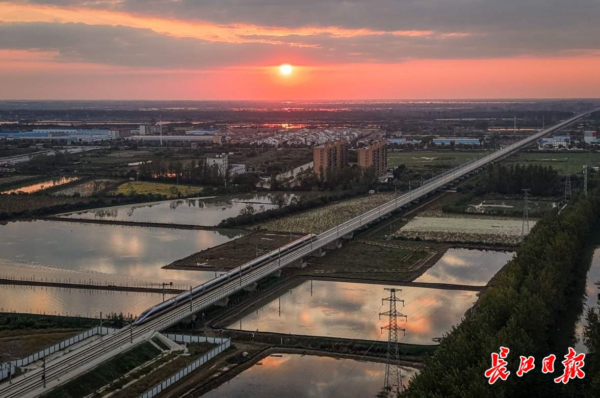 “超米字型”画下关键一笔 ，武汉高铁枢纽“七向”贯通