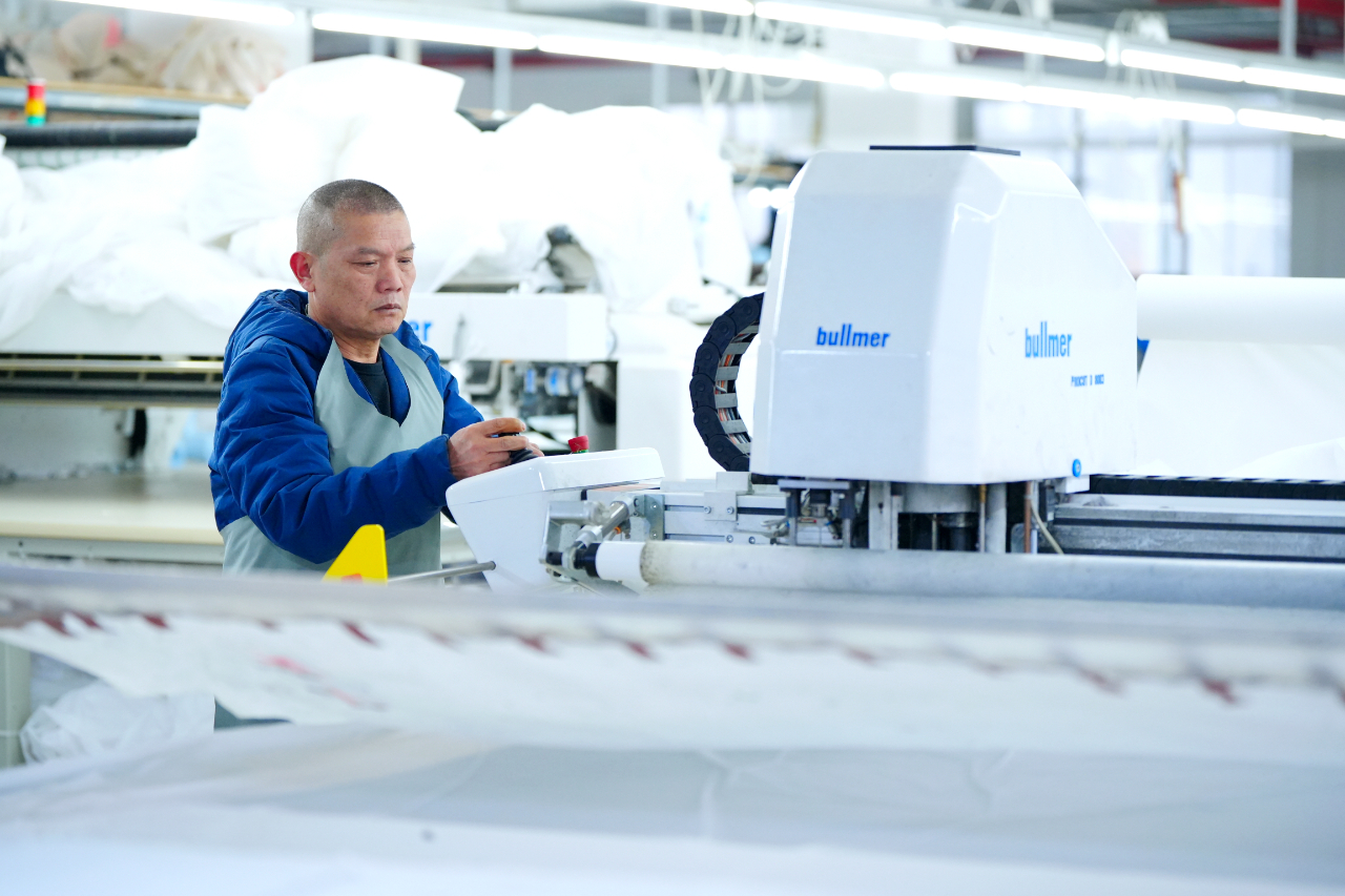 智能裁床显威 效率提升七成