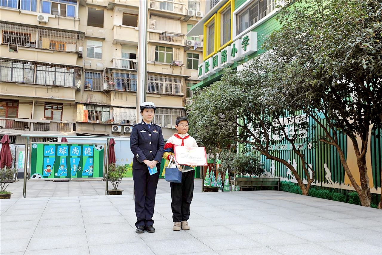 提出校园周边路口改造建议  被交警采纳并实地改造 这名小学生获颁“交通治理小参谋”证书