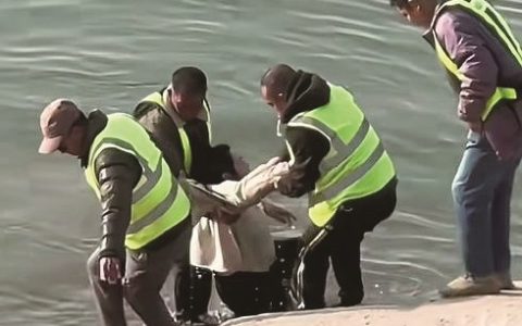 女子长江边溺水，千钧一发之际 四安全员上演10秒生命接力