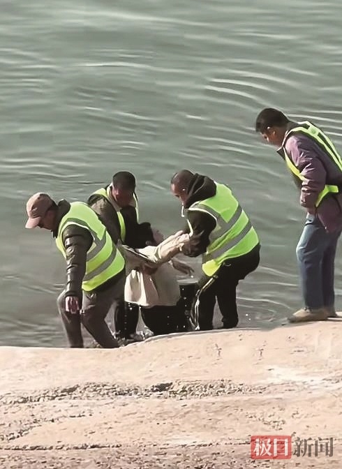 女子长江边溺水，千钧一发之际 四安全员上演10秒生命接力