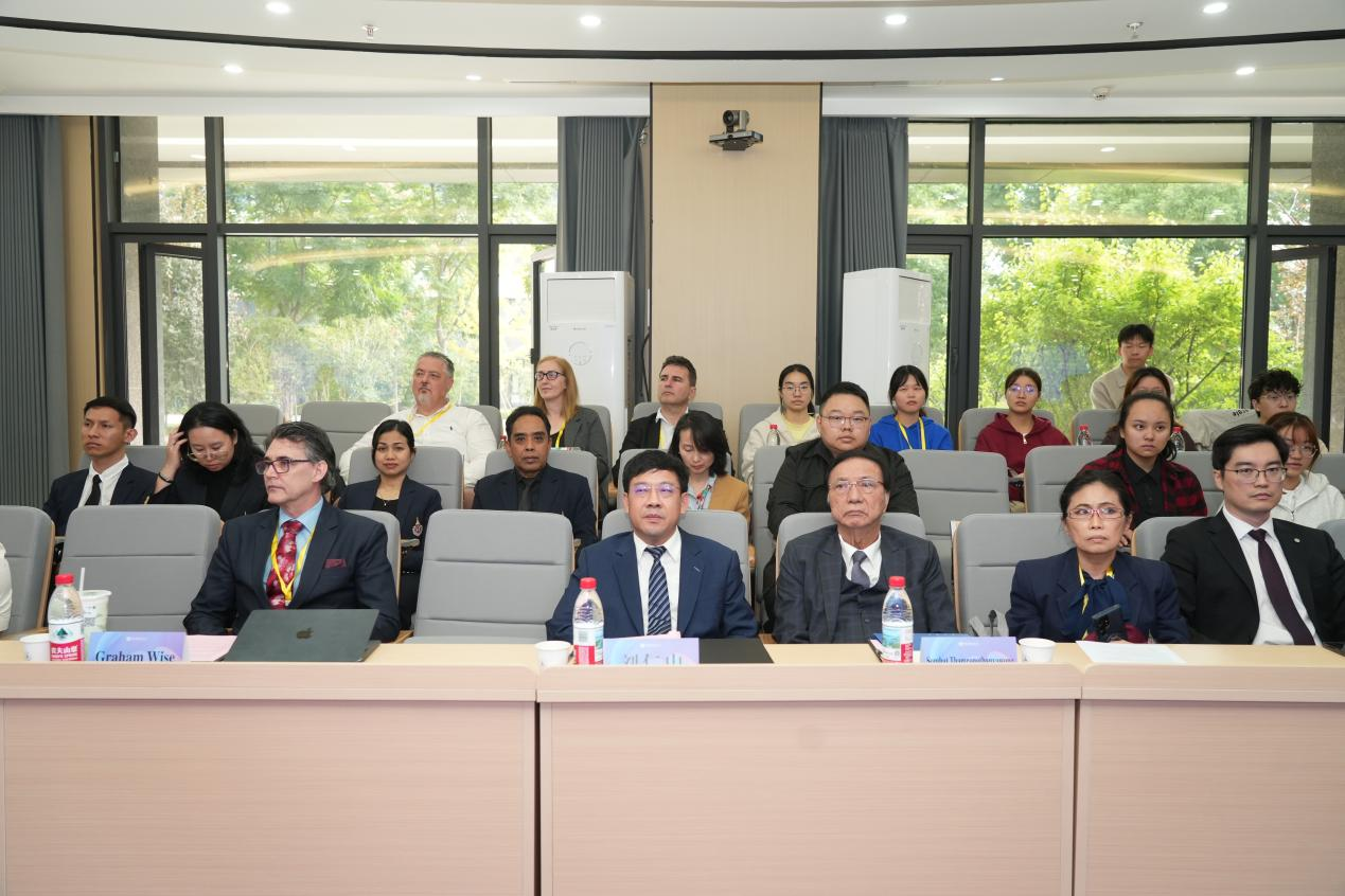 学校举办“融通·赋能·共生：高等教育国际合作新模式”国际教育论坛