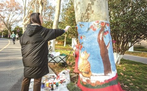 东湖绿道成创意画廊 大树披“彩衣”