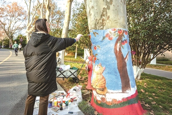 东湖绿道成创意画廊 大树披“彩衣”