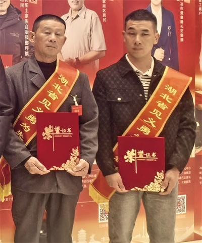 老人在湍急水流中挣扎沉浮，他们毅然掉转车头伸出“生命之臂” 父子俩暴雨中硬核救援获省级荣誉