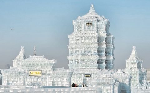 超级冰滑梯成热宠 千名游客排近百米长队等着玩