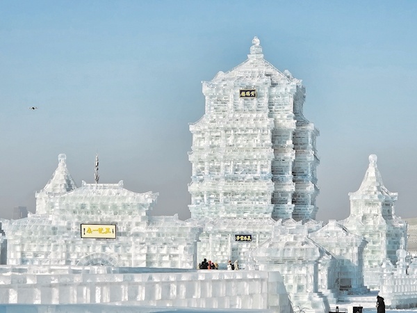 超级冰滑梯成热宠 千名游客排近百米长队等着玩