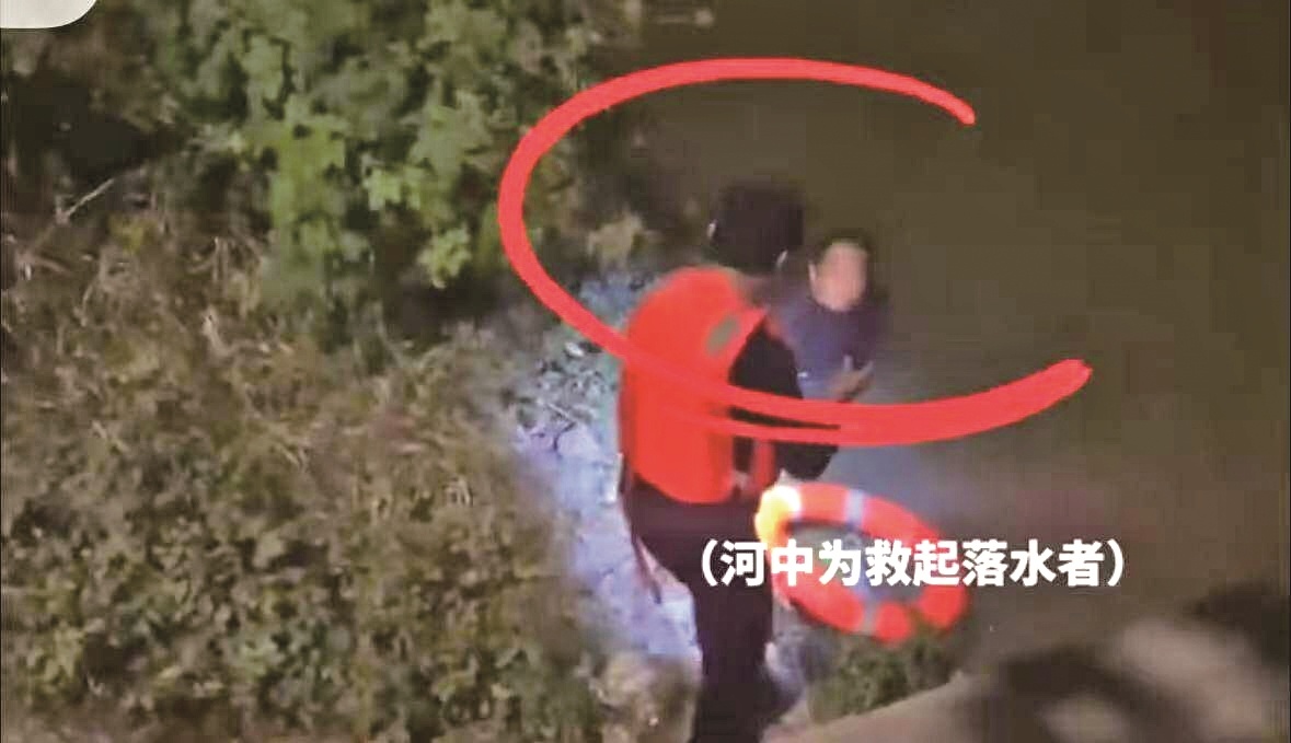 男子失足落水被困桥洞半小时 嘉鱼五旬民警夜入湍急冰河救他上岸