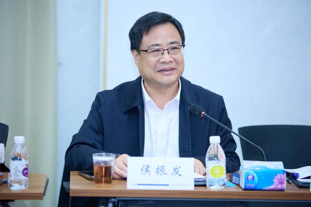 学校教育发展基金会召开换届大会