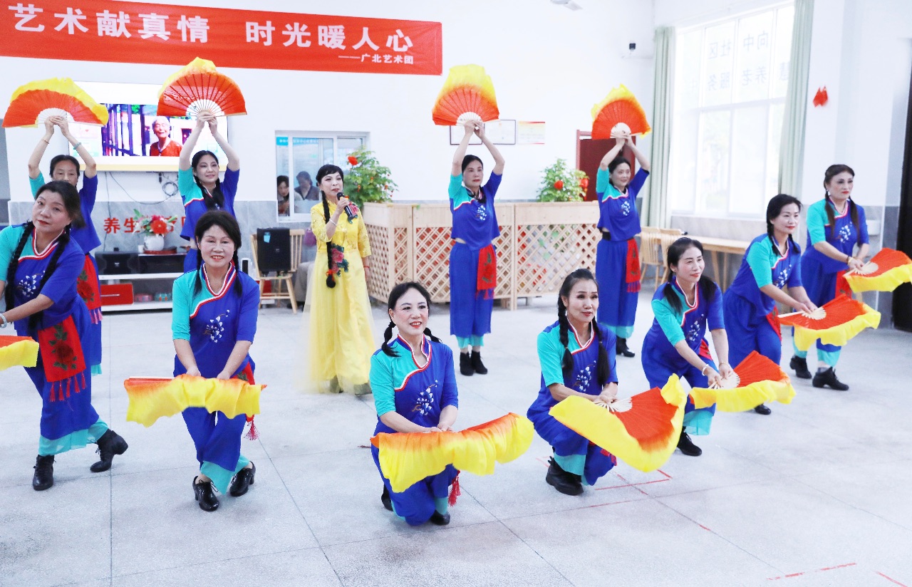 荆楚“红色文艺轻骑兵”走进敬老院开展慰问演出