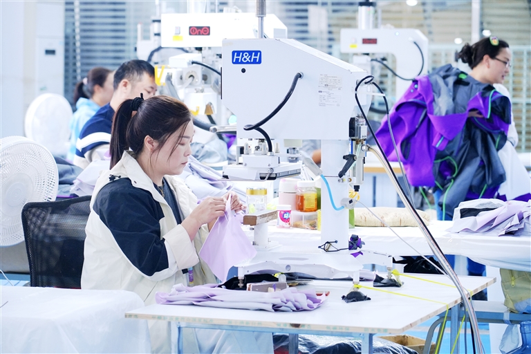 潜江威尔斯服饰赶制订单忙