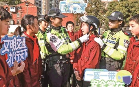 快骑姐姐登场 安全课堂开讲