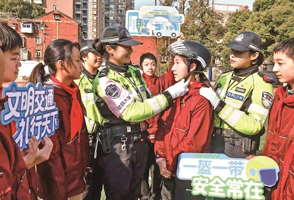 快骑姐姐登场 安全课堂开讲