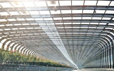 阳光透过隔音屏 忽明忽暗晃眼睛 有市民反映驾车经过友谊大道高架遇光影干扰，存在安全隐患