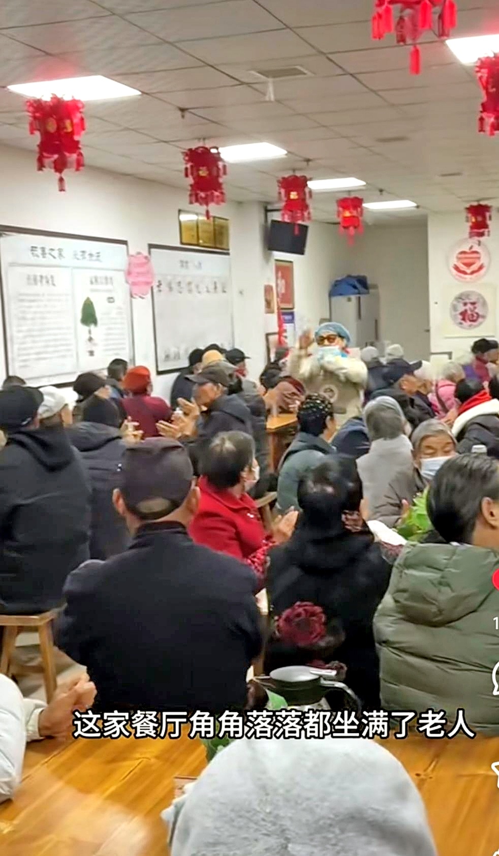 西安一“爱心食堂”坚持7年做善事 每天给约200位老人免费提供午餐