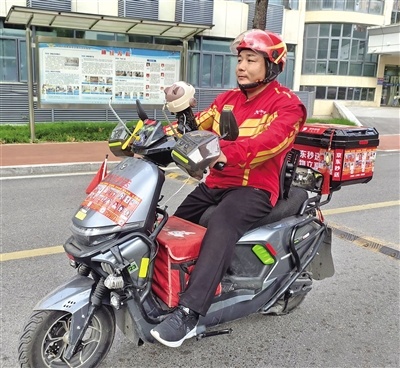 一边寻找亲生父母，一边致力公益寻亲 外卖小哥将寻亲海报贴满电动车